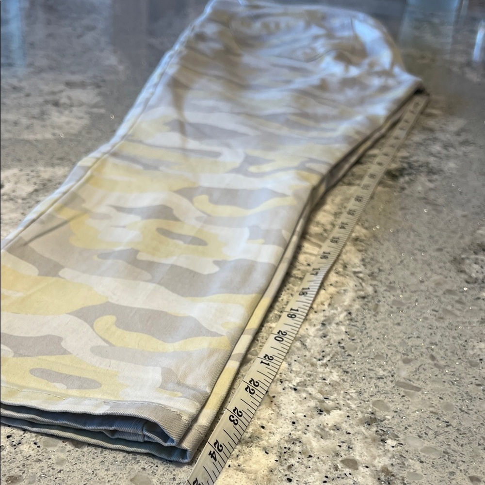 Democracy Light Yellow Camo Cropped Jeans Size 10 - Picture 6 of 9